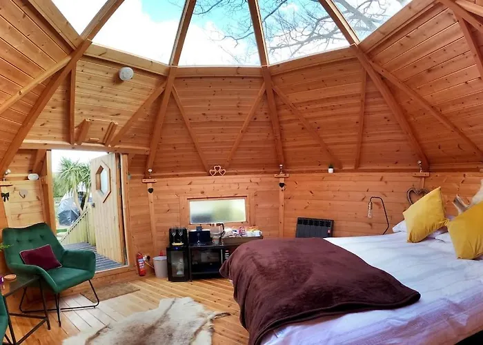 Romantic Treehouse With Hot Tub & Bbq Lodge