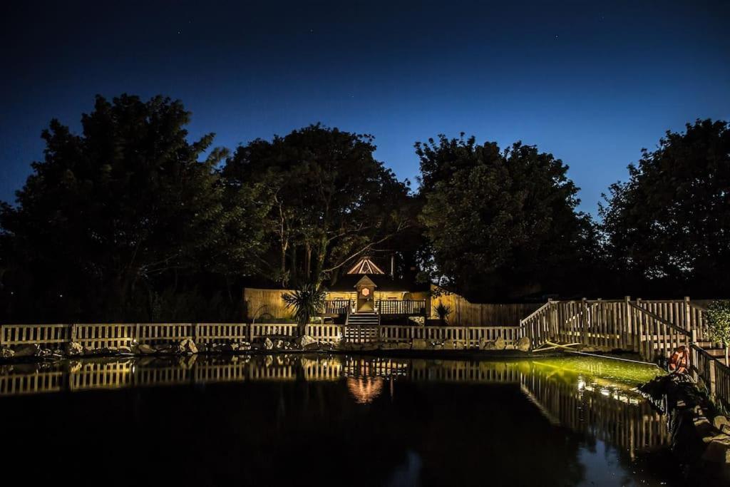 Holiday home Romantic Treehouse With Hot Tub & Bbq *