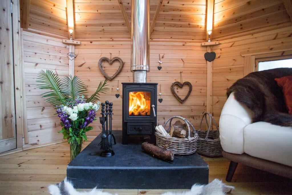 Holiday home Romantic Treehouse With Hot Tub & Bbq *